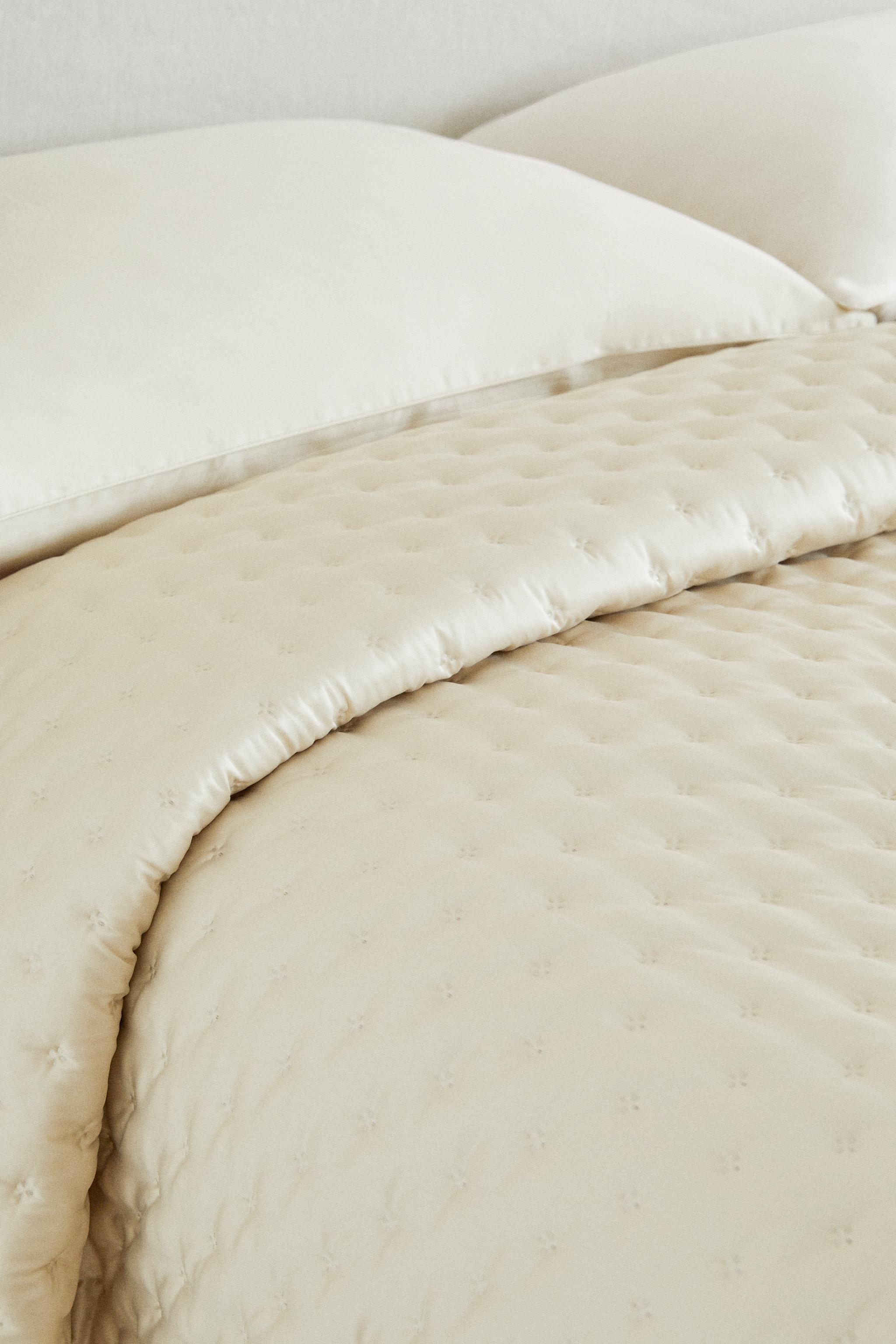 PLAIN SATEEN QUILT WITH KNOTS